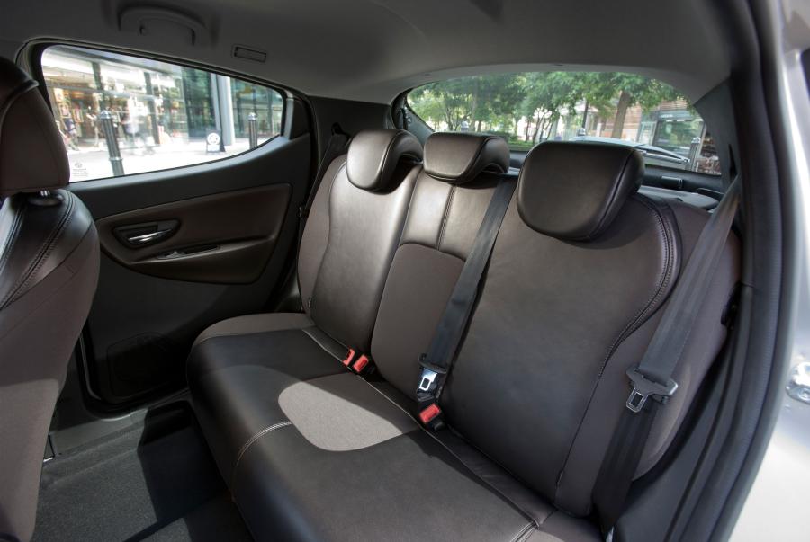  Chrysler Ypsilon 2011 года  (фото 4 из 50)